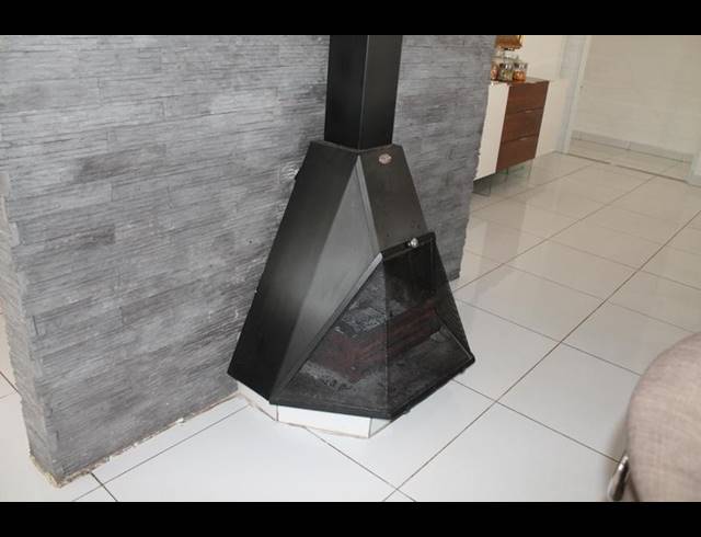 8 BEDROOM HOUSE FOR SALE IN SOUTH KENSINGTON